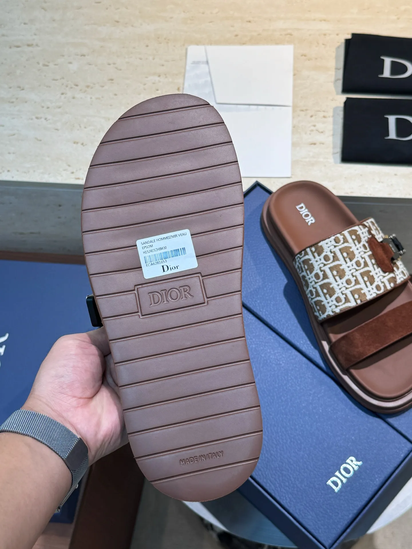 Factory price: 340💰Djia Aqua men's slippers and sandals, Dior's Aqua sandals are elegant and casual. The cross-strap design is reinterpreted in CD Diamond canvas, inspired by the brand's archives. Finished with a branded logo and tonal notch sole, they can be worn easily with shorts or jeans for a sophisticated look. Cowhide spliced ​​canvas + cowhide lining + rubber outsole Size: 39-44 (38 45 customized)